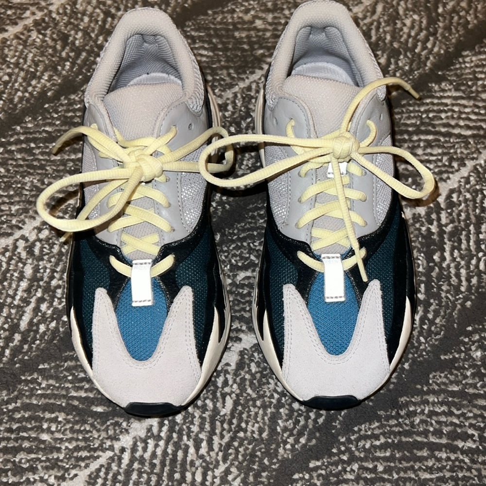 Like New Yeezy Wave Runner size 6